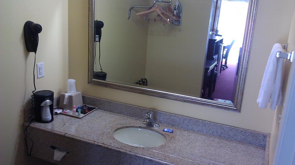 Scottish Inns Suites East Sam Houston Pkwy North شانيلفيو المظهر الخارجي الصورة